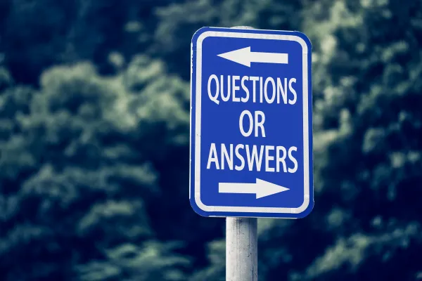 Strassenschild mit Beschriftung links Fragen nach rechts Antworten