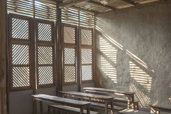 Schule aus Lehm und Bambus in Indien