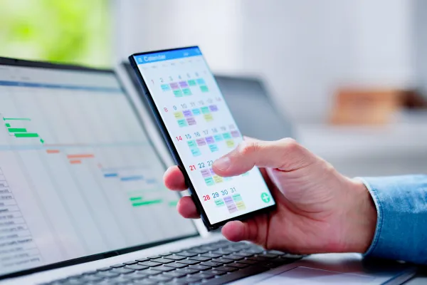 Student plant Studium mit Handy und Laptop