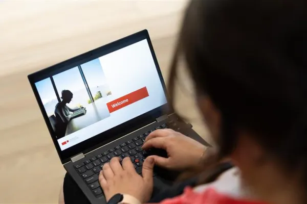 Person nimmt mit Laptop an den Welcome der Universität Liechtenstein teil.