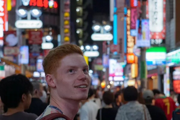 Student Universität Liechtenstein im Ausland bei Nacht in Fussgängerzone