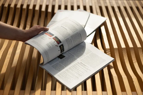 Nahaufnahme einer geöffneten Publikation mit Inhalten über Data Science und Künstliche Intelligenz an der Universität Liechtenstein.