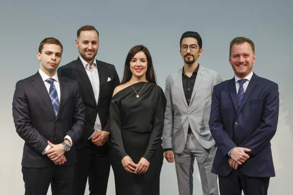 Auf dem Bild zu sehen sind die Absolventen des Masters of Science in Finance.