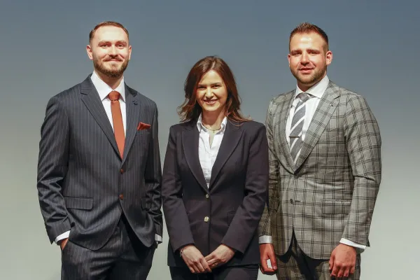 Auf dem Bild sind die Absolvent:innen des Masters of Science Finance.