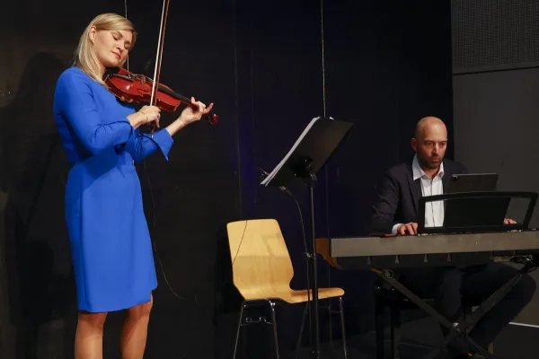Janina Rischka spielt auf der Geige und Franz Ortner auf dem Keyboard.