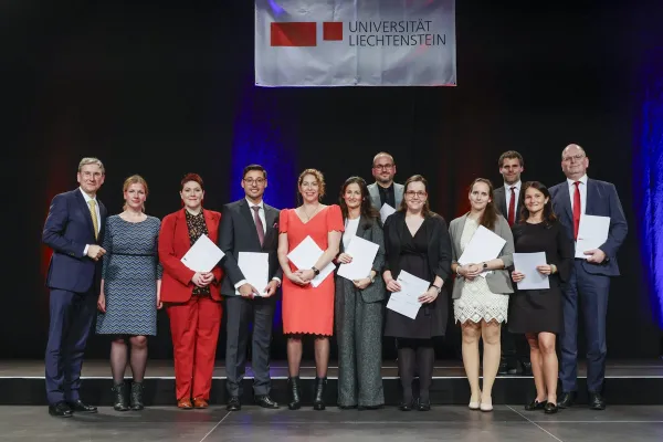 Auf dem Bild sind Prof. Dr. Martin Wenz, Sylvia Gründig-Zacharias und Absolvent:innen LL.M. in Taxation mit Dr. Christian Frommelt .