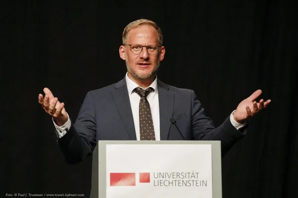 Ass.-Prof. Dr. Sebastian Stöckl hält eine Rede.