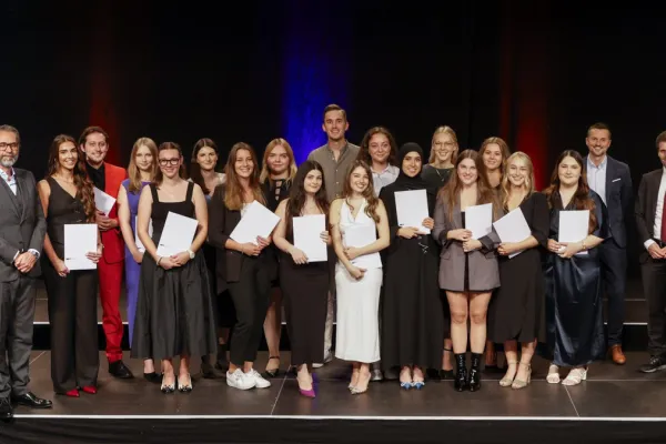 Auf dem Bild sind die Absolvent:innen des Bachelor of Science Architecture.