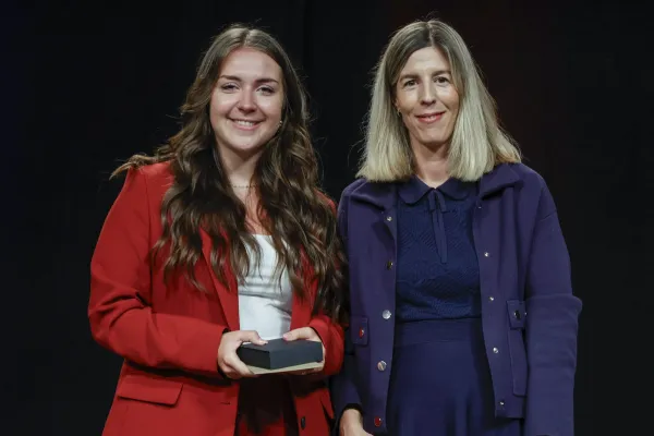 Auf dem Bild sind Bettina Beutner und Andrea Rauti.