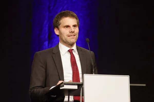 Rektor Christian Frommelt bei einer Rede.