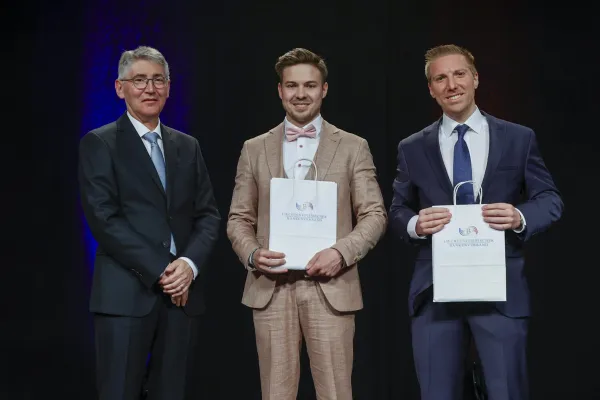 Auf dem Bild sind Dr. Hans Werner Gassner, Julian Hanser und Oliver Nägele.