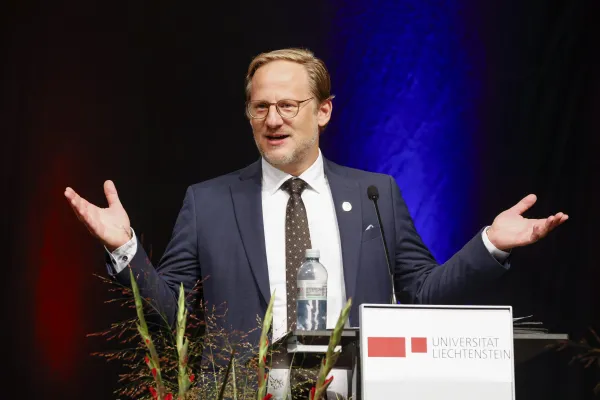 Sebastian Stöckl moderierte die Diplomfeier.