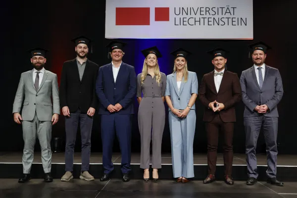 Frischgebackene Doktorinnen und Doktoren