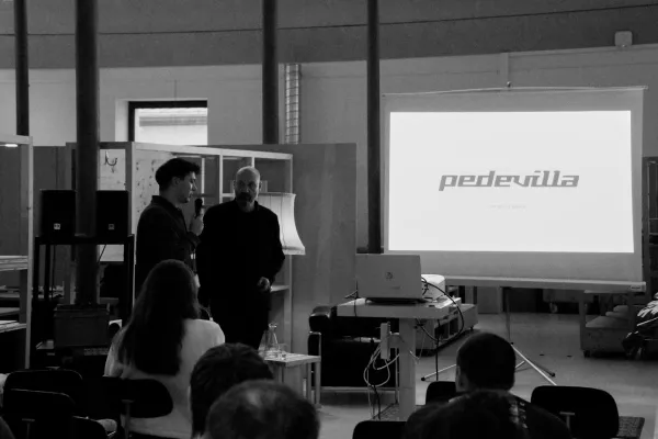 Schwarz-Weiss Aufnahme von zwei Männern mit Mikrofon 