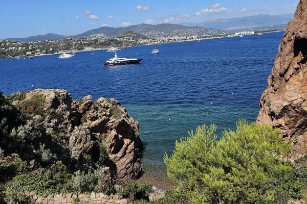 Bucht mit blauem Wasser, Felsen und ein paar Yachten