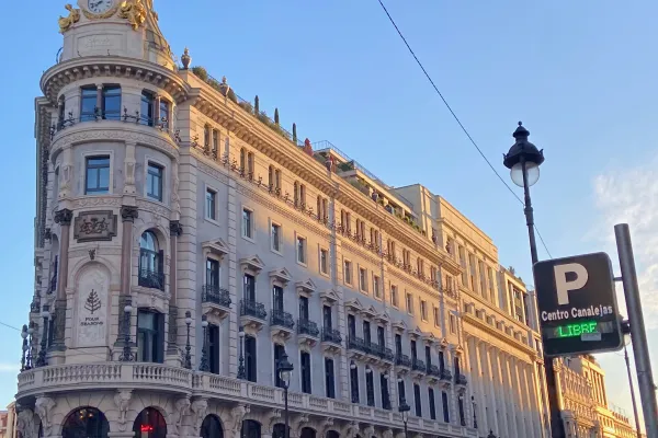 Grosses mit Stuck versehenes Wohnhaus in der Madrider Innenstadt