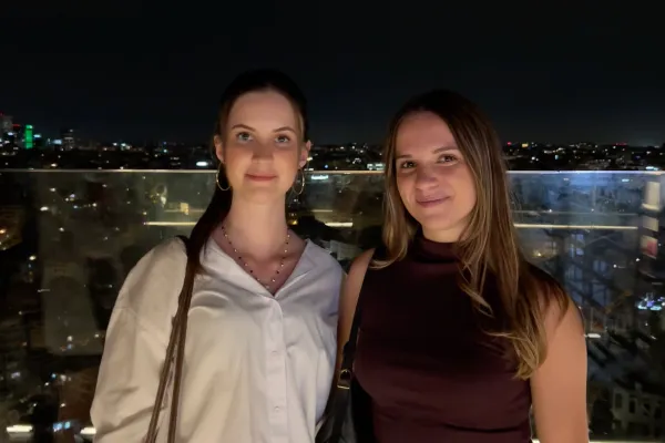 Die Autorin mit einer Freundin