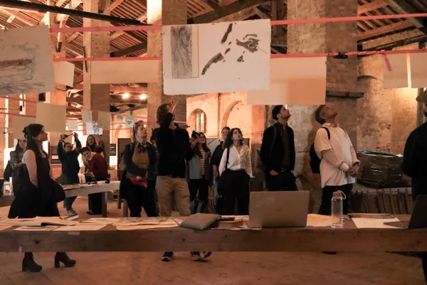 Mehrere Personen schauen auf Skizzen