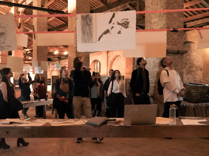 Mehrere Personen schauen auf Skizzen