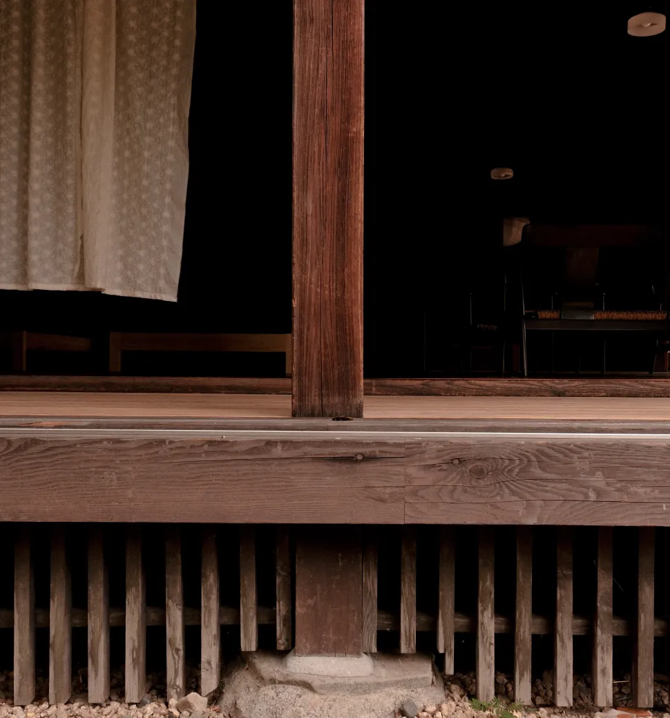 Schlichte Holzkonstruktion mit Vorhang im Hintergrund